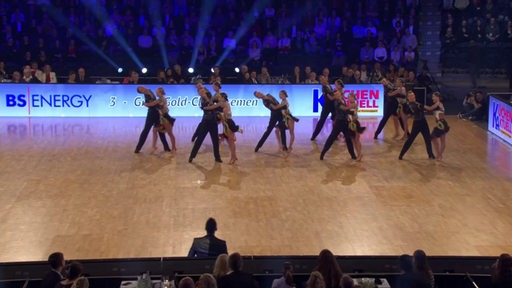 Das Tanz-Team des Grün-Gold-Clubs während einer Choreografie.