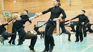 Die Lateinformation des Bremer Grün-Gold-Clubs bei einer Pose der neuen Choreografie "Freedom and Peace" während der Generalprobe.