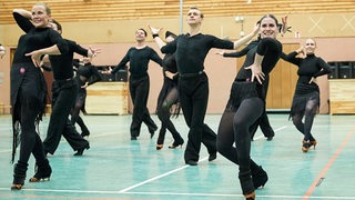 Die Lateinformation des Bremer Grün-Gold-Clubs bei einer Pose der neuen Choreografie "Freedom and Peace" während der Generalprobe.