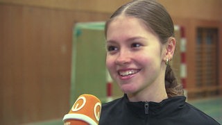 Grün-Gold-Tänzerin Jolina Quast strahlt in der Trainingshalle beim Interview.