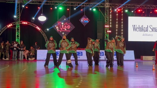 Die sieben Tänzerinnen der Gruppe "undercover" auf der Tanzfläche.