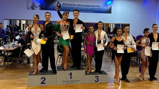 Das Tanzpaar Lukrecija Kuraite und Yigit Bayraktar steht bei der Deutschen Junioren-Meisterschaft ganz oben auf dem Podest.
