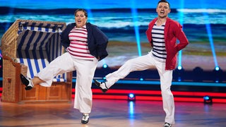 Der Bremer Profi-Tänzer Zsolt Sandor Cseke vom Grün-Gold-Club tanzt an der Seite von Selfiesandra bei der TV-Show "Let's Dance" einen Charleston.