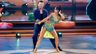 Die Bremer Profi-Tänzerin Malika Dzumaev tanzt bei der Show "Let's Dance" einen Cha-Cha-Cha mit Musiker Ben Zucker.