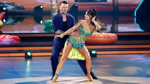 Die Bremer Profi-Tänzerin Malika Dzumaev tanzt bei der Show "Let's Dance" einen Cha-Cha-Cha mit Musiker Ben Zucker.