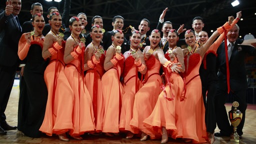 Die Tänzer vom Braunschweiger TSC feiern den Titelgewinn bei der deutschen Standard-Meisterschaft.