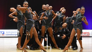Tänzerinnen und Tänzer der Lateinformation der TSG Bremerhaven bei einer Pose ihrer Choreografie "Matrix".