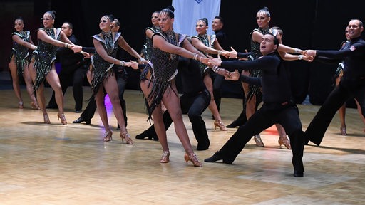 Die Lateinformation der TSG Bremerhaven bei einer Pose ihrer Choreografie "Matrix" beim Aufstiegsturnier in Herne.