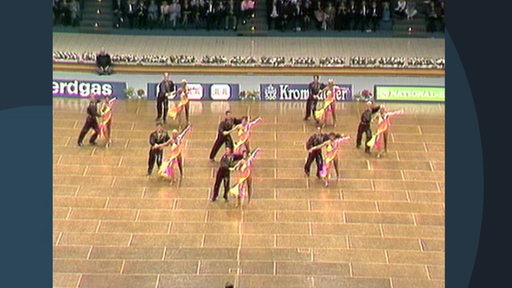 Mehrere Paare des Tanzvereins TSG-Bremerhaven tanzen bei einer Weltmeisterschaft.