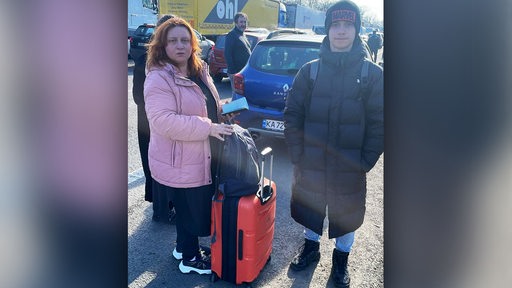 Der ukrainische Tänzer Dimitri Kalistov steht mit seiner Mutter und Gepäck an der rumänischen Grenze und versucht auszureisen.