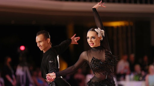 Luna Albanese und ihr Tanzpartner Dimitri Kalistov posieren.