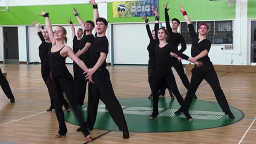 Die Lateinformation des Bremer Grün-Gold-Clubs bei einer Pose im Training in Hongkong vor der WM