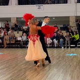 Ein Paar tanzt in einer Sporthalle vor Publikum