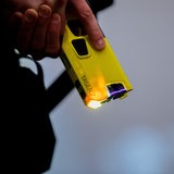 Ein Polizeibeamter demonstriert ein Distanzelektroimpulsgerät, einen sogenannten Taser.