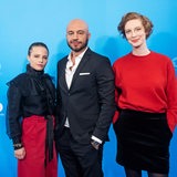 Jasna Fritzi Bauer, Dar Salim und Luise Wolfram stehen für die Presse vor einer blauen Wand
