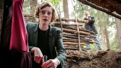 Linda Selb (Luise Wolfram) und Liv Moormann (Jasna Fritzi Bauer) entdecken eine Erdhöhle im Wald und blicken hinein.