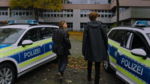 Jasna Fritzi Bauer und Luise Wolfram bei Dreharbeiten vom Bremer Tatort.