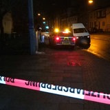 Mit Flatterband der Polizei ist ein Tatort weiträumig abgesperrt.