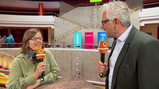 Reporter Alexander Noodt interviewt die Drehbuchautorin Martina Mouchot im Metropol Theater Bremen. 