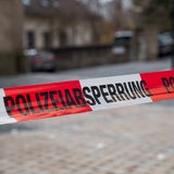 Polizeiabsperrband an einem Tatort (Archivbild)