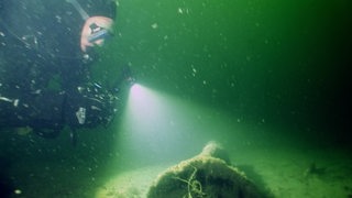 Ein Taucher entdeckt in der Nordsee Munitionsreste aus dem zweiten Weltkrieg.