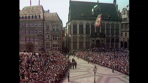 Tausende warten auf dem Bremer MArktplatz auf die Queen