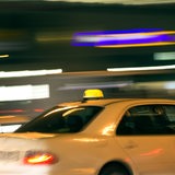 Ein Taxi fährt auf einer Straße.