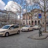 Vor dem Überseemuseum am Bremer Hauptbahnhof stehen Taxen.