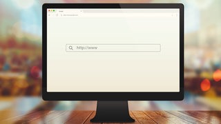 Browserfenster mit großer Suchleiste auf PC-Monitor