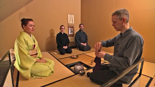 Ein Bremer Tee-Schüler lernt die komplizierte japanische Tee-Tradition kennen.