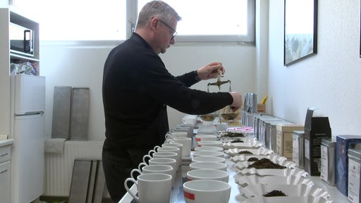 Der Teehändler Michael Rolf testet Teeproben. 