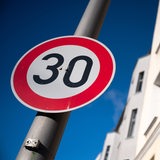 Ein Verkehrsschild mit der Aufschrift "30"