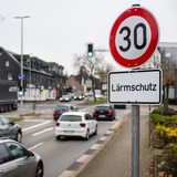 Ein Tempo-30-Schild ist auf einer Straße aufgestellt