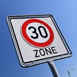 Ein Schild zeigt den Beginn einer Tempo-30-Zone an.