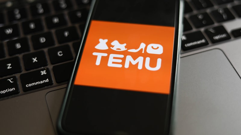Das Logo des chinesischen Anbieters Temu auf einem Smartphone (Symbolbild)