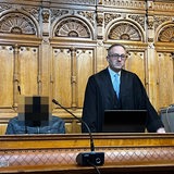 Angeklager Mann (verpixelt) sitzt neben seinem Verteidiger