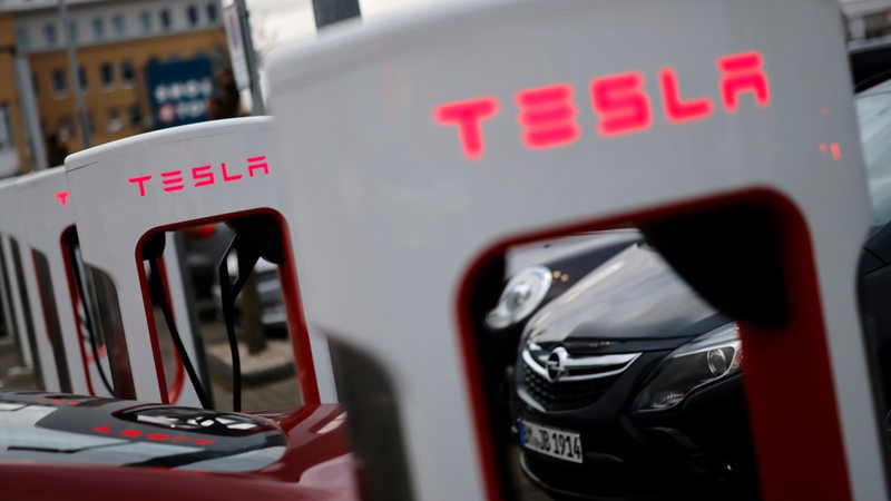 Ladestationen des E-Automobil-Herstellers TESLA für Elektroautos auf einem Parkplatz. 