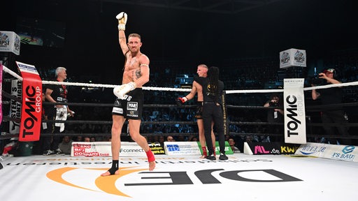 Pascal Schroth feiert seinen Sieg im Ring.