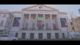 Das Theater am Goetheplatz in Bremen mit einem Banner, der das aktuelle Bremer Filmfest bewirbt