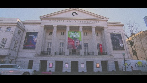 Das Theater am Goetheplatz in Bremen mit einem Banner, der das aktuelle Bremer Filmfest bewirbt