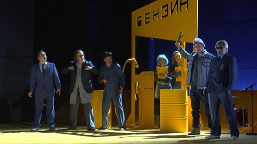 Personen, die ein Stück über die Ukraine spielen, im Theater Bremen.