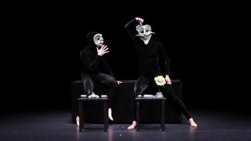 Zwei Darsteller:innen von der Company Mummenschanz führen auf der Bühne ein Schauspiel auf.