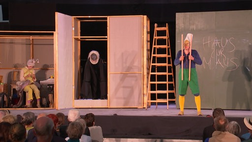 Das Bremer Shakespeare Company mit ihrem neuen Theaterstück Pinocchio auf der Bühne. 