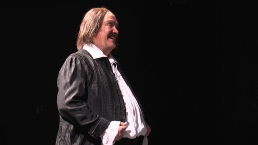 Es ist ein Mann in einem Shakespeare Kostüm zu sehen.