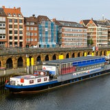 Das Theaterschiff liegt an der Bremer Weserpromenade