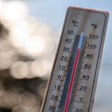 Ein Thermometer zeigt 35 Grad an.