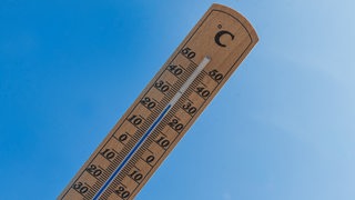 Ein Thermometer zeigt 27 Grad an. 