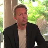Leiter der Landeszentrale für politische Bildung Thomas Köcher wird interviewt.