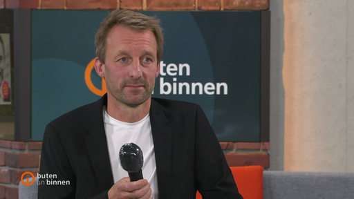 Der Leiter Landeszentrale für politische Bildung Bremen Thomas Köcher im buten un binnen Studio.