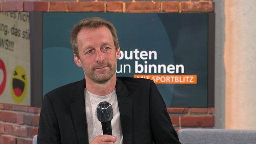 Thomas Köcher der Leiter der Landeszentrale für politische Bildung in Bremen im Studiogespräch bei buten un binnen.